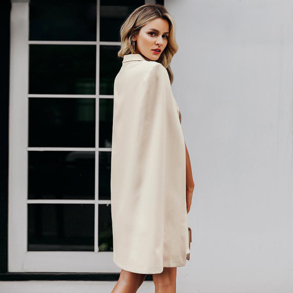 Modern női rövid ruha gombokkal és mély nyakkivágással bézs színben