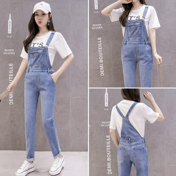 Moteriškas džinsinis ilgas kombinezonas su plonais mėlynos spalvos petnešėlėmis