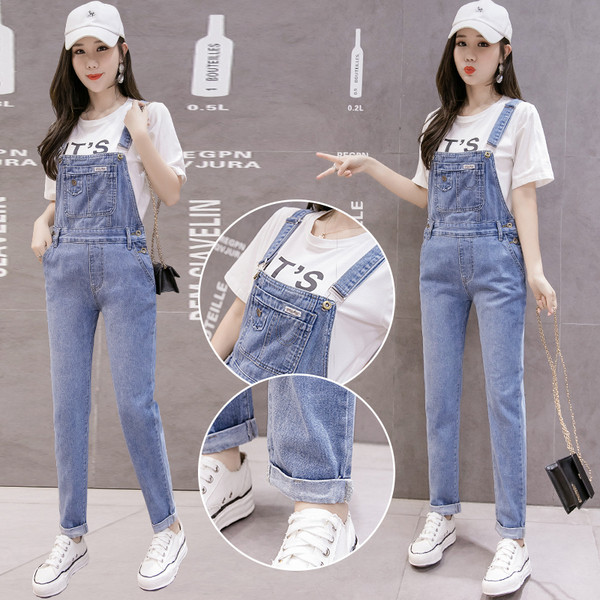 Moteriškas džinsinis ilgas kombinezonas su plonais mėlynos spalvos petnešėlėmis