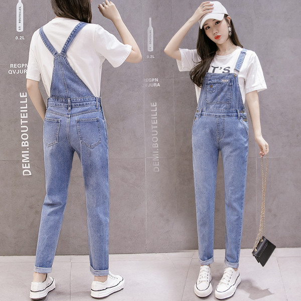 Moteriškas džinsinis ilgas kombinezonas su plonais mėlynos spalvos petnešėlėmis