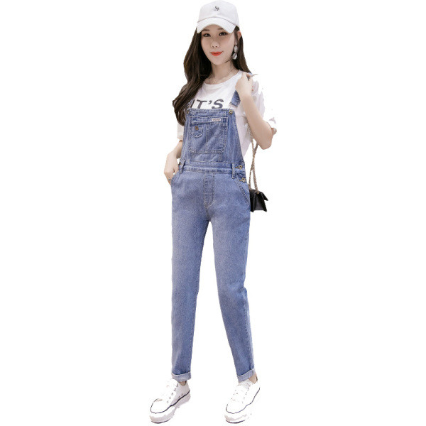 Moteriškas džinsinis ilgas kombinezonas su plonais mėlynos spalvos petnešėlėmis