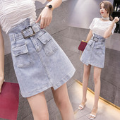 Дамска ежедневна къса дънкова пола с висока талия и колан - асиметричен модел