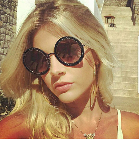 Modernas sieviešu brilles ar apaļu formu un dekorācijas akmeņiem