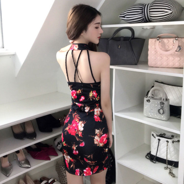 Rochie de dama actuala cu motive florale si cu fanta