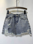 NAUJIENA Moteriškas džinsinis sijonas su plėšytais motyvais ir metalinėmis kniedėmis