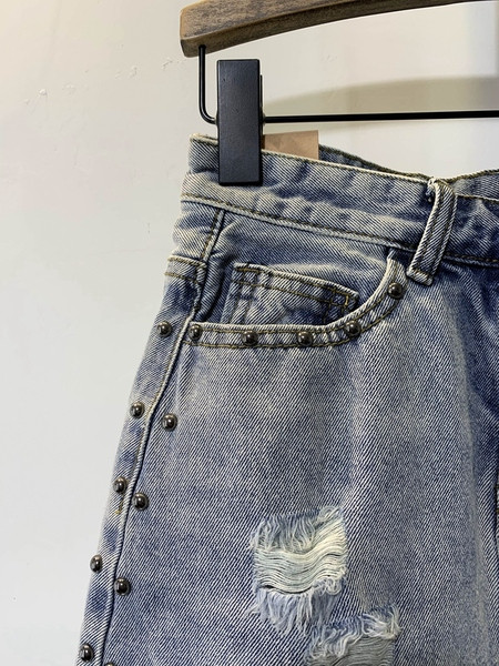 NAUJIENA Moteriškas džinsinis sijonas su plėšytais motyvais ir metalinėmis kniedėmis
