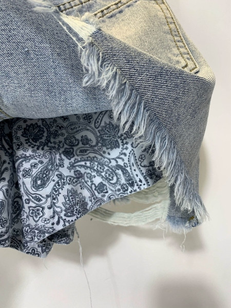 NAUJIENA Moteriškas džinsinis sijonas su plėšytais motyvais ir metalinėmis kniedėmis