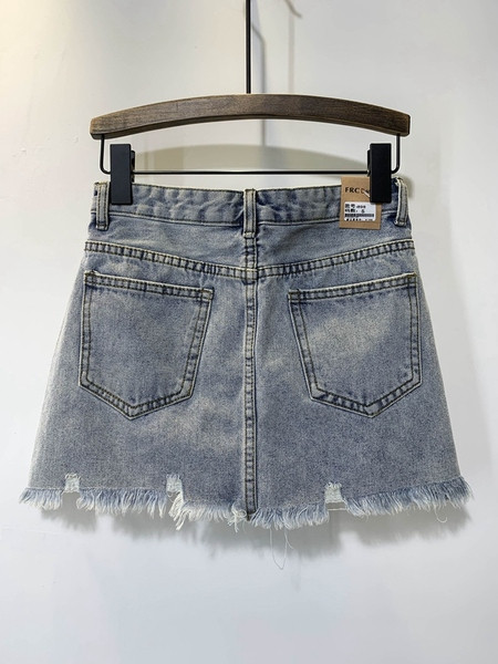 NAUJIENA Moteriškas džinsinis sijonas su plėšytais motyvais ir metalinėmis kniedėmis