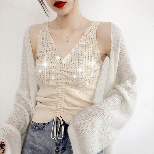 Moteriškas apatinis trikotažas su V formos iškirpte ir raišteliais