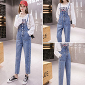 Įprastas džinsinis moteriškas kombinezonas su plonais petnešėlėmis ir mėlynos spalvos sagomis