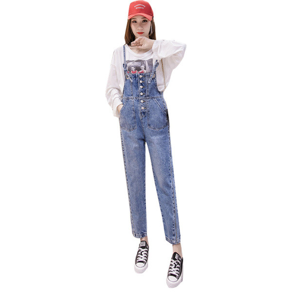 Įprastas džinsinis moteriškas kombinezonas su plonais petnešėlėmis ir mėlynos spalvos sagomis