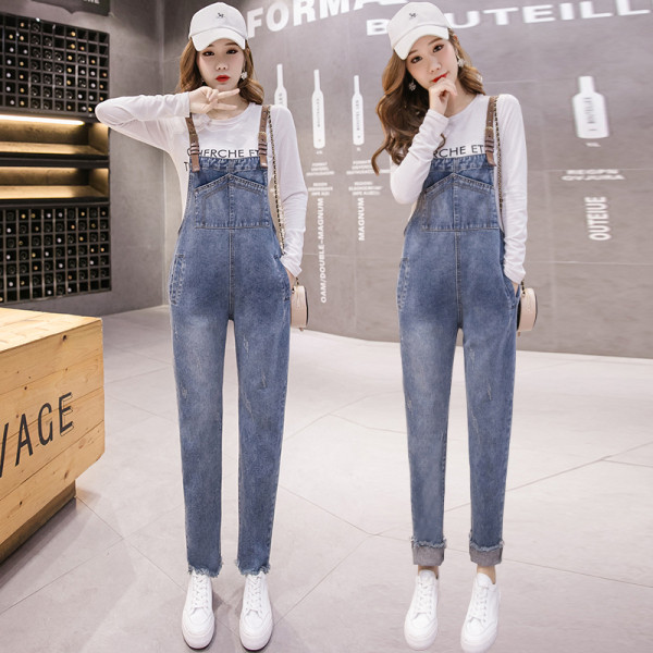 Дълъг дънков дамски гащеризон с тънки презрамки в син цвят