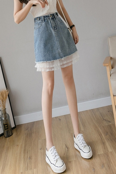 Női lezser rövid szoknya csipkével és magas derékkal