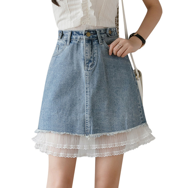 Női lezser rövid szoknya csipkével és magas derékkal