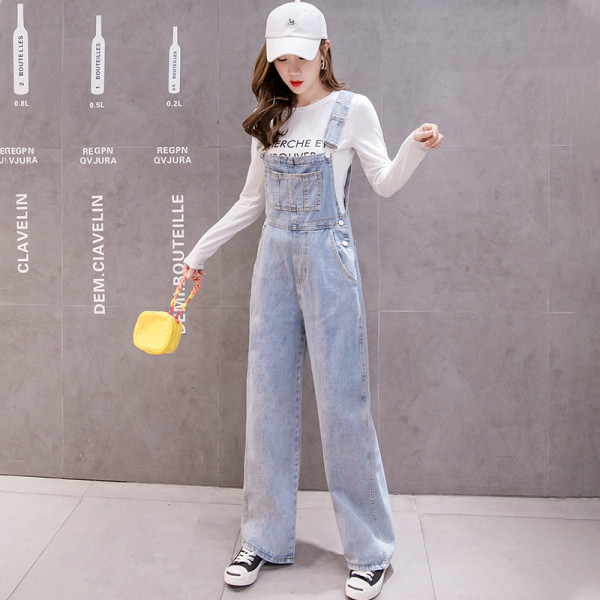 Ikdienas sieviešu kombinezons, gaišs džinsa audums ar plānām lencēm