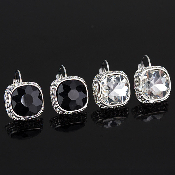 Stilingi moteriški auskarai su juodu ir sidabriniu akmeniu