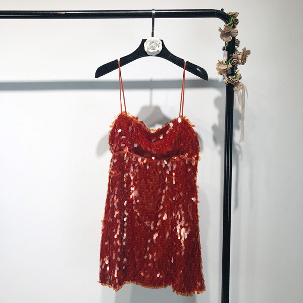 Stilinga moteriška suknelė su plonais petnešėlėmis ir blizgučiais