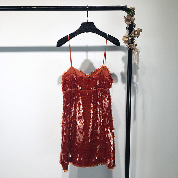 Stilinga moteriška suknelė su plonais petnešėlėmis ir blizgučiais