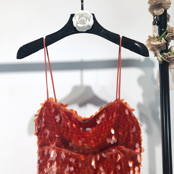 Stilinga moteriška suknelė su plonais petnešėlėmis ir blizgučiais