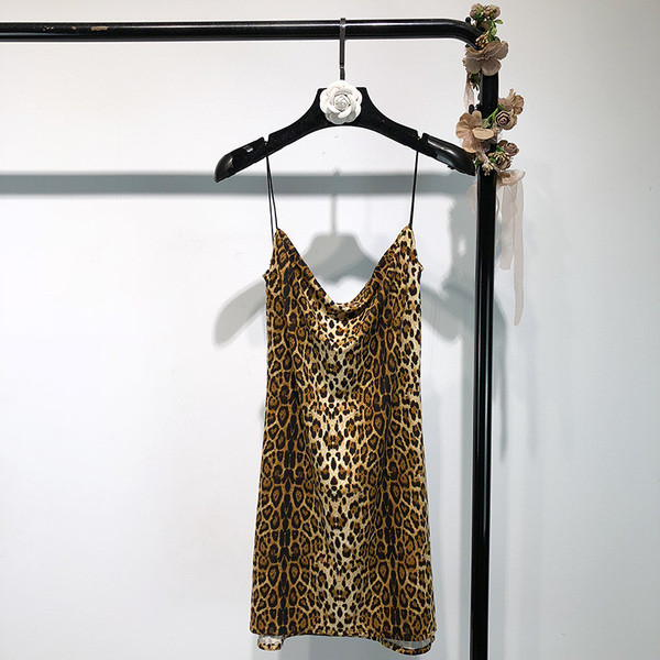 Stílusos női ruha vékony pántokkal, állatmintával