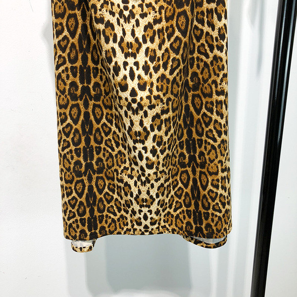 Stílusos női ruha vékony pántokkal, állatmintával