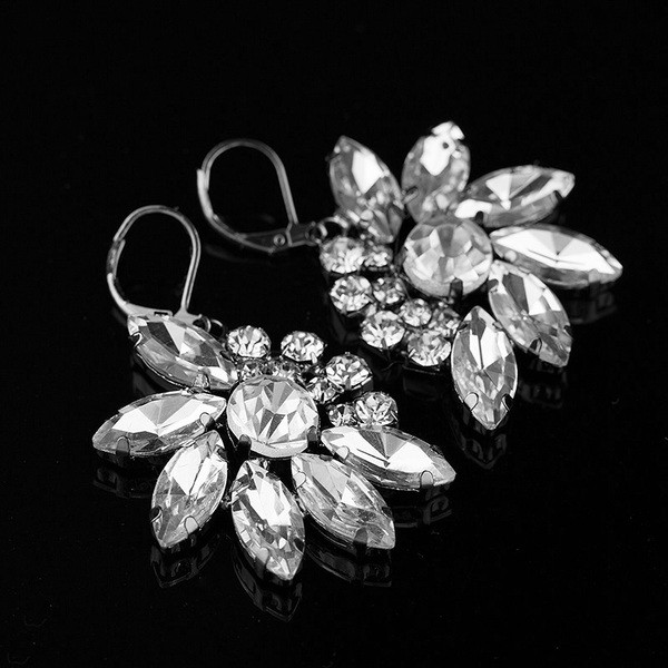 Elegantiški moteriški kabantys gėlių formos auskarai su akmenukais