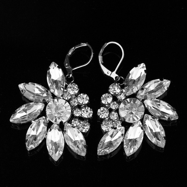 Elegantiški moteriški kabantys gėlių formos auskarai su akmenukais