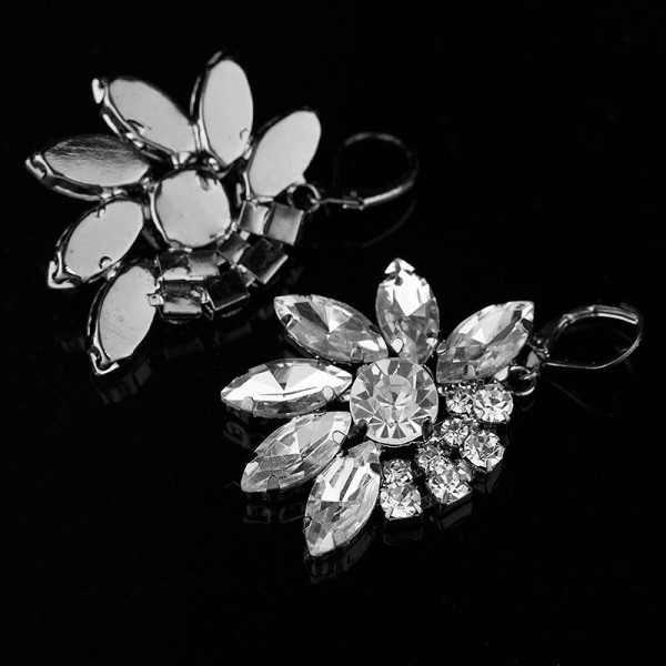 Elegantiški moteriški kabantys gėlių formos auskarai su akmenukais