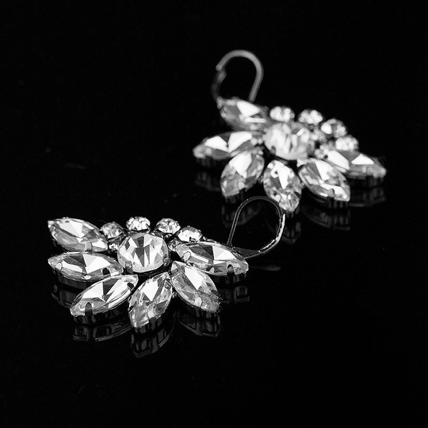 Elegantiški moteriški kabantys gėlių formos auskarai su akmenukais