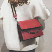 Laisvalaikio moteriška rankinė iš eko odos su plačiu dirželiu ir metaline grandinėle