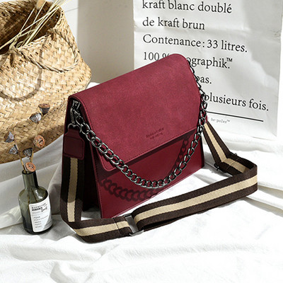 Laisvalaikio moteriška rankinė iš eko odos su plačiu dirželiu ir metaline grandinėle