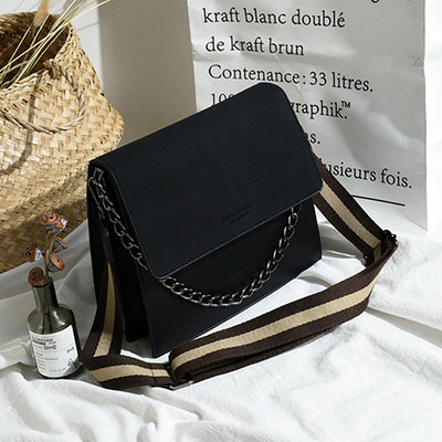 Laisvalaikio moteriška rankinė iš eko odos su plačiu dirželiu ir metaline grandinėle