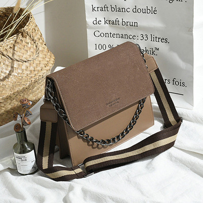 Laisvalaikio moteriška rankinė iš eko odos su plačiu dirželiu ir metaline grandinėle