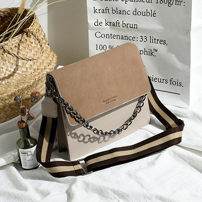 Laisvalaikio moteriška rankinė iš eko odos su plačiu dirželiu ir metaline grandinėle