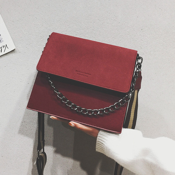 Laisvalaikio moteriška rankinė iš eko odos su plačiu dirželiu ir metaline grandinėle