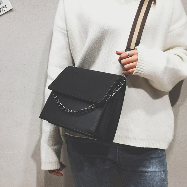 Laisvalaikio moteriška rankinė iš eko odos su plačiu dirželiu ir metaline grandinėle