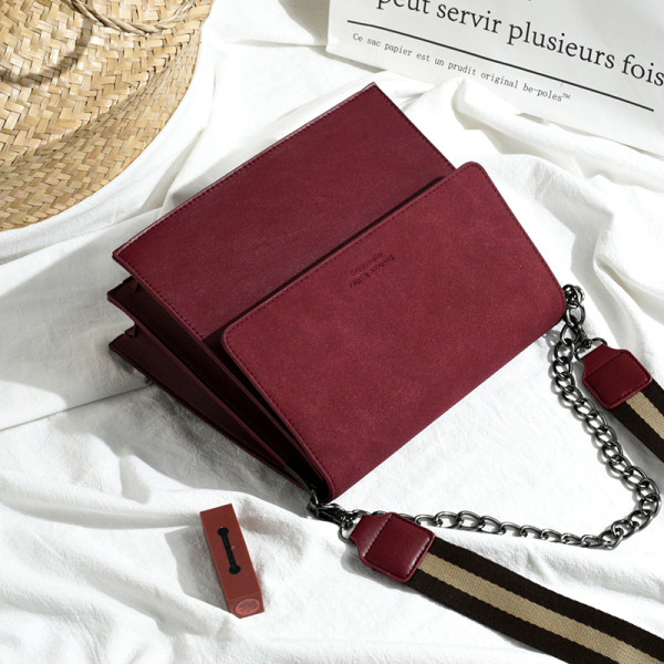 Laisvalaikio moteriška rankinė iš eko odos su plačiu dirželiu ir metaline grandinėle