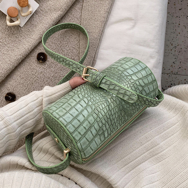 Apvalus moteriškas krepšys iš dirbtinės odos su įspaustu viršeliu ir ilga rankena