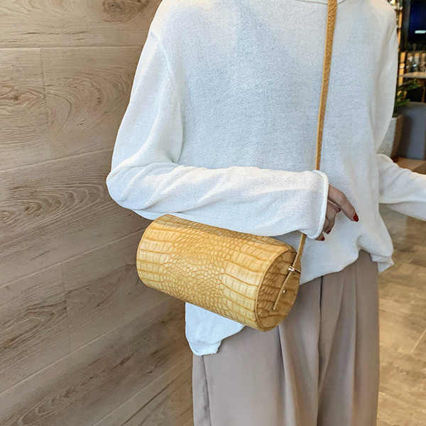 Apvalus moteriškas krepšys iš dirbtinės odos su įspaustu viršeliu ir ilga rankena