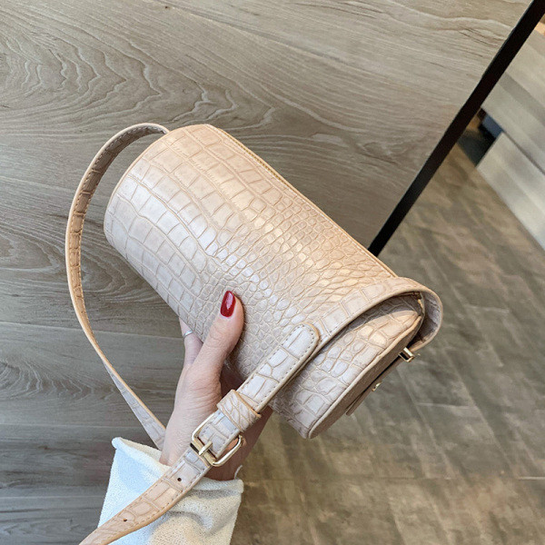 Apvalus moteriškas krepšys iš dirbtinės odos su įspaustu viršeliu ir ilga rankena