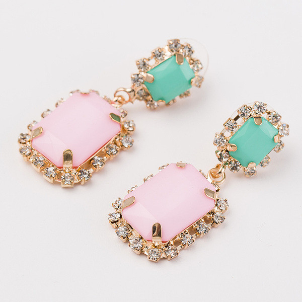Elegáns női fülbevaló zöld és rózsaszín kövekkel