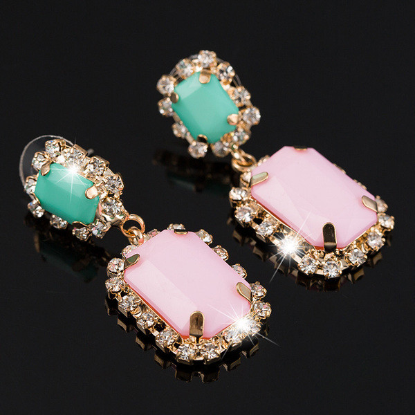 Elegáns női fülbevaló zöld és rózsaszín kövekkel