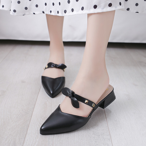 Sieviešu ikdienas čības no eko ādas un metāla elementiem