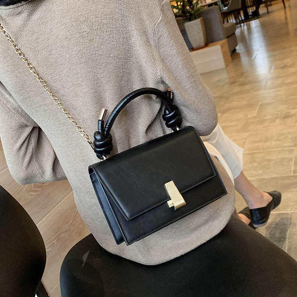 Moderni moteriška rankinė iš eko odos su metaliniu užsegimu, trumpa ir ilga rankenomis