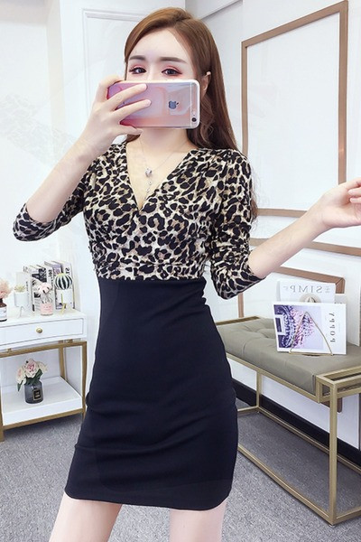 Дамска рокля с леопардов десен и V-образно деколте