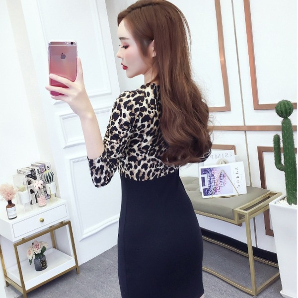 Дамска рокля с леопардов десен и V-образно деколте