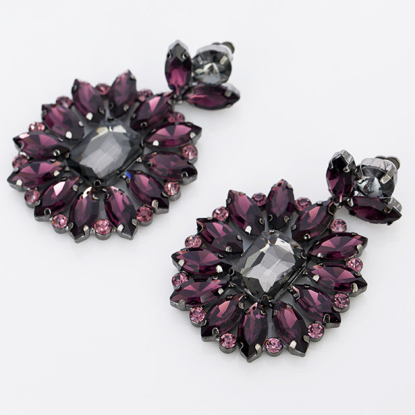 Eleganti sieviešu karājas auskari ar violetiem akmeņiem