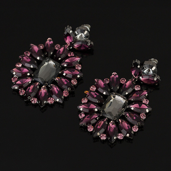 Eleganti sieviešu karājas auskari ar violetiem akmeņiem