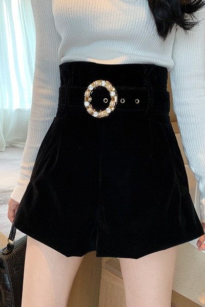 Stilīgi samta šorti ar augstu vidukli un jostu