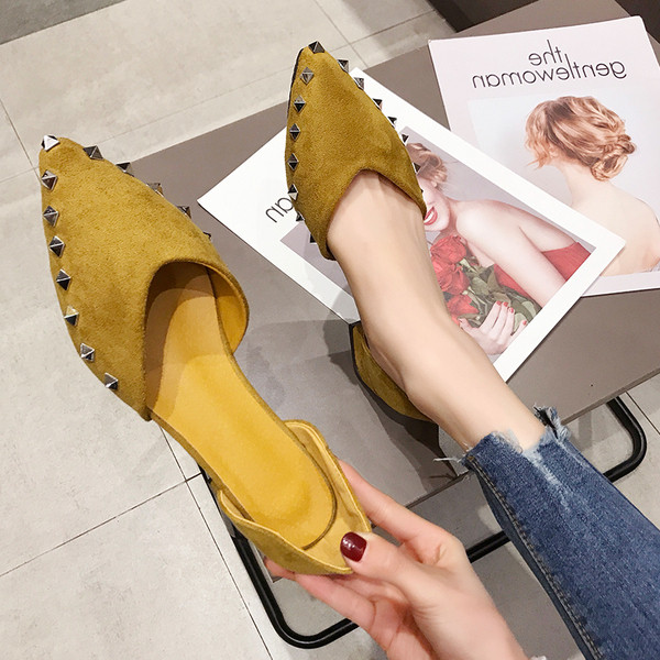 Moderne ženske cipele na špic s ravnim potplatom